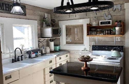 Tomball House | Cozy 1930's cottage WALKING distance to Old Town Tomball