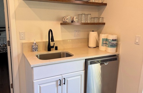 Hough Apartment | Cozy 1bd/1bath Apartment Unit in Downtown Vancouver
