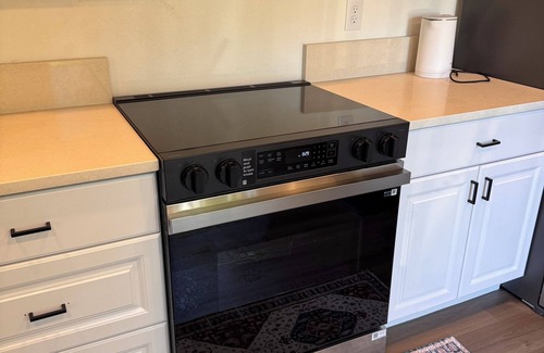 Hough Apartment | Cozy 1bd/1bath Apartment Unit in Downtown Vancouver