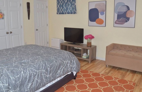 Mantua House | Cozy 1br/1ba basement retreat with a small kitchen at Fairfax/Annandale