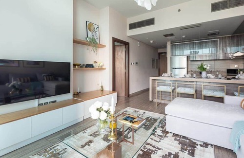 Jumeirah Lake Towers Apartment | Cozy 1BR Apartment with Lake and City Views in JLT