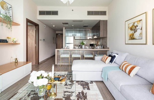 Jumeirah Lake Towers Apartment | Cozy 1BR Apartment with Lake and City Views in JLT