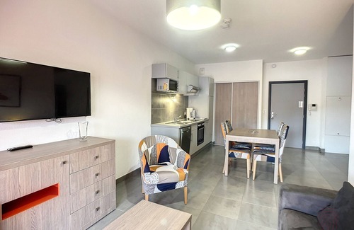 Lamalou-les-Bains Apartment | Cozy 1BR Apartment with Terrace and Parking near Lamalou-les-Bains Thermal Spa and Casino