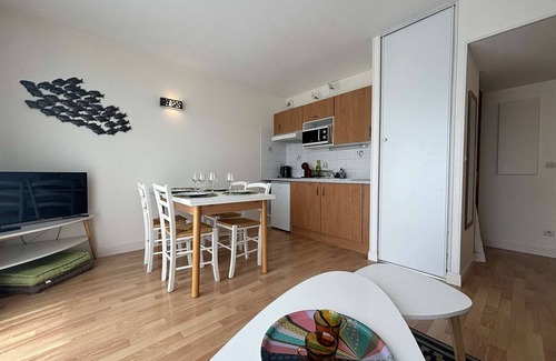 La Rochelle Apartment | Cozy 1BR Apartment in La Rochelle with Pool, Balcony & Private Parking