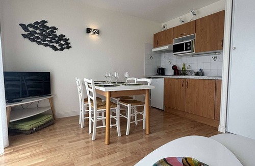 La Rochelle Apartment | Cozy 1BR Apartment in La Rochelle with Pool, Balcony & Private Parking