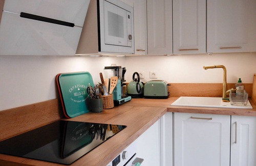 Le Palais Apartment | Cozy 1BR Apartment Near Beach, Shops & Ferry at Le Palais – Pet Friendly, WiFi, Modern Amenities