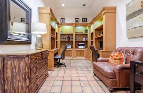 Houston Apartment | Cozy 1BR Apt - Galleria Area Free Parking