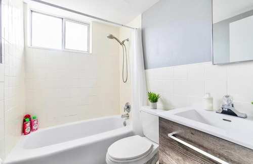 Hamilton Apartment | Cozy 1BR Home - Near Downtown with Balcony