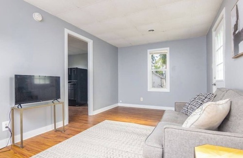 West Des Moines Apartment | Cozy 1BR Home W Free Parking in Valley Junction