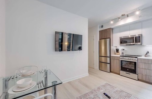 NoMa Hotel | Cozy 1BR in NoMa, Steps to Metro, Dining & More!