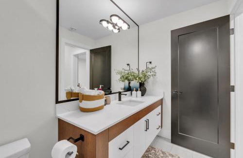 Southwest Calgary Apartment | Cozy 1BR Pullout Couch Discovery Ridge