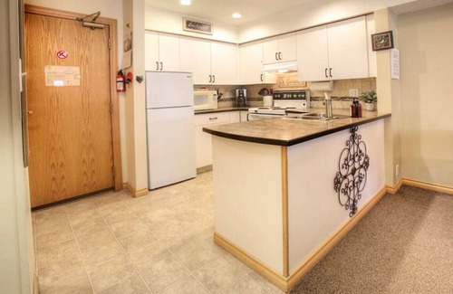 Whistler Creekside Apartment | Cozy 1BR: Sleeps 4,Pool,Hot Tub,BBQ,Free Parking & Near Valley Trail!