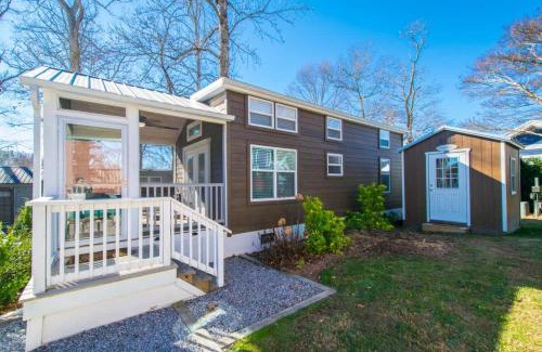 Upward House | Cozy 1BR Tiny Home with Pool Access and Free Tix