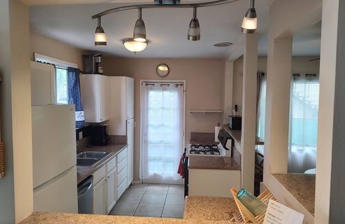 Fort MacArthur House | Cozy 2/1 house in charming San Pedro Point Fermin LA with AC, W/D, fenced yard