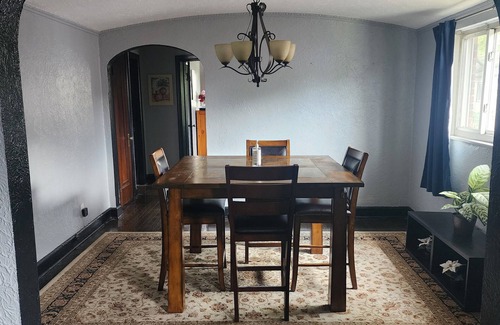 Detroit House | Cozy 2 B/R sleeps 5, 10 minutes from downtown and 20 minutes from DTW airport.