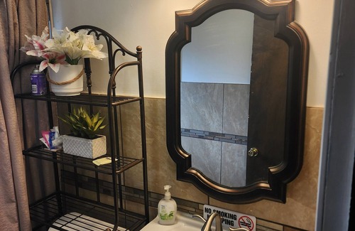 Detroit House | Cozy 2 B/R sleeps 5, 10 minutes from downtown and 20 minutes from DTW airport.