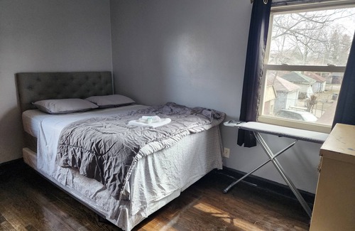 Detroit House | Cozy 2 B/R sleeps 5, 10 minutes from downtown and 20 minutes from DTW airport.