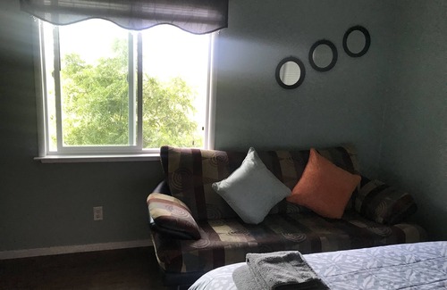 Oak Knoll - Redwood Park House | Cozy 2 bd,1 bt private unit in Redwood City perfect for traveling professionals
