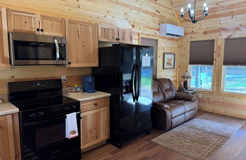 Argillite Cabin | Cozy 2-Bdrm Cabin Fox Den- near Greenbo Lake State Park