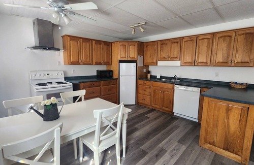 Port Franks Cottage | Cozy 2 BDRM Cottage w/private hot tub, on site sauna & gym, private beach access