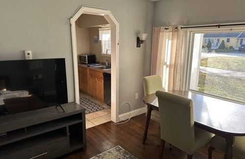 Buzzards Bay House | Cozy 2 bdrm sleeps 5. Walk to Electric Av Beach, Main St, Canal, Mass Maritime.