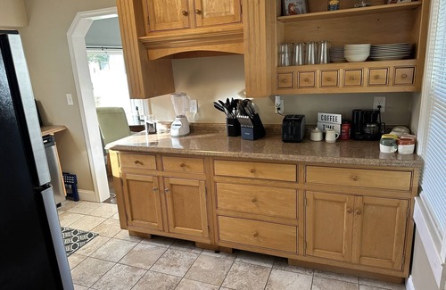 Buzzards Bay House | Cozy 2 bdrm sleeps 5. Walk to Electric Av Beach, Main St, Canal, Mass Maritime.