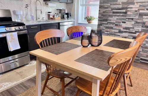 Spruce Hill Apartment | Cozy 2 bdrm Unit/Big Kitchen-2 TV- University City