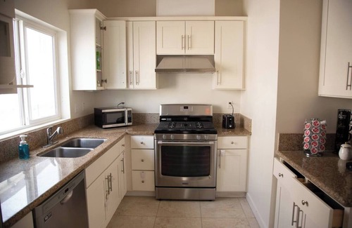 Corona Condo | Cozy 2-bed, 2-bath condo WiFi, AC, near lake and shopping centers in Corona.