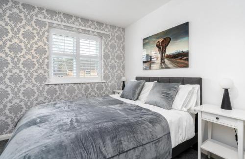 Salford Apartment | Cozy 2 Bed Apartment - Unlimited Wi-Fi - Free Parking - Sleeps 6 - By Old Trafford