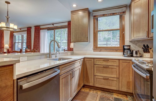 Historic District Condo | Cozy 2 bed. Great Location. Shared Pool/Hot Tubs.