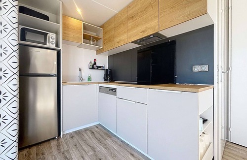 Jullouville-les-Pins House | Cozy 2-Bed Mobile Home, Walk to Beach & Shops, Heated Pool, Parking Included