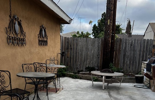 Lawndale House | Cozy 2 bed one bath close to beach, LAX and LA