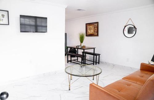 University Apartment | Cozy 2 Bed Room Apartment By University Mall