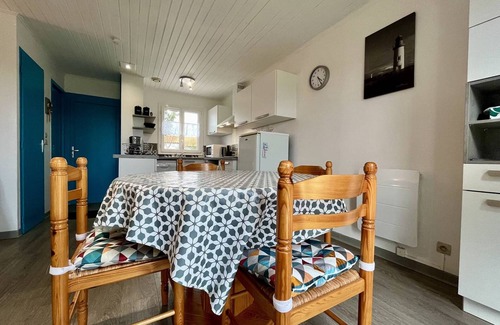 La Bree-les-Bains House | Cozy 2-Bedroom House with Garden, Near Beach and Market, Free WiFi, Sleeps 5