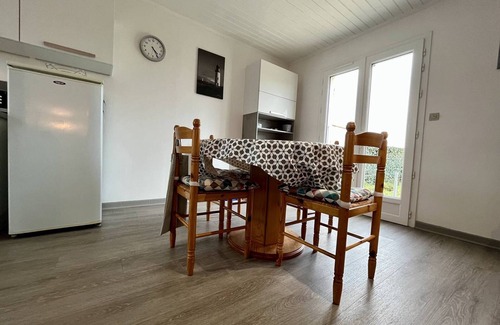 La Bree-les-Bains House | Cozy 2-Bedroom House with Garden, Near Beach and Market, Free WiFi, Sleeps 5