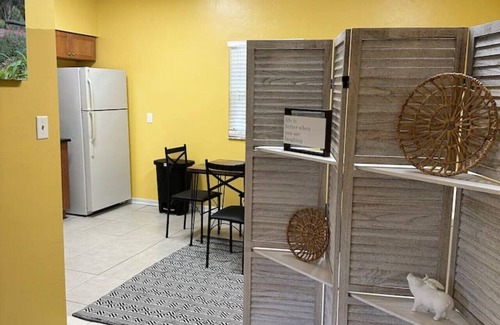 Pleasant Street Apartment | Cozy 2 Bedroom 1 Bathroom Downtown Bungalow