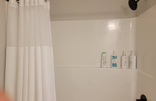 Calgary House | COZY 2-BEDROOM, 1 BATH SUITE WITH AC CLOSE TO CALGARY AIRPORT (YYC) - SLEEPS 6