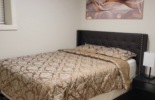 Calgary House | COZY 2-BEDROOM, 1 BATH SUITE WITH AC CLOSE TO CALGARY AIRPORT (YYC) - SLEEPS 6