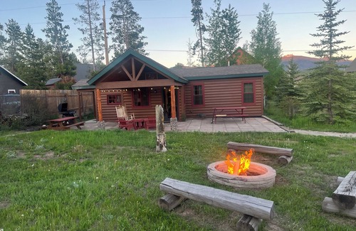 Grand Lake Cabin | Cozy 2-bedroom 2-bath cabin with WiFi. 10 minutes from RMNP west entrance!