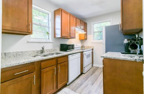 Lakeshore South House | Cozy 2 bedroom 20 minutes from airport
