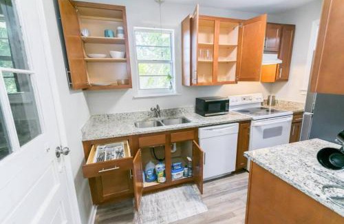 Lakeshore South House | Cozy 2 bedroom 20 minutes from airport