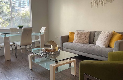 Downtown Los Angeles Apartment | Cozy 2-bedroom apartment in beautiful Los Angeles with WiFi and AC