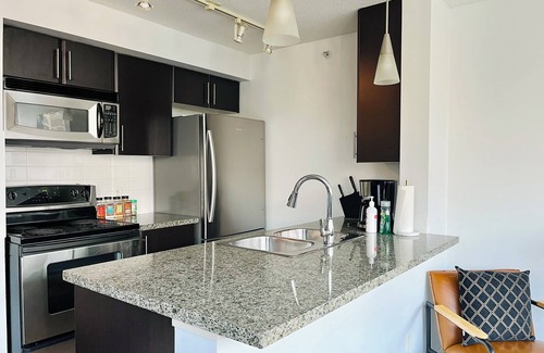 Crosstown Apartment | Cozy 2-Bedroom Apartment in DT, Luxury Amenities, Easy Access