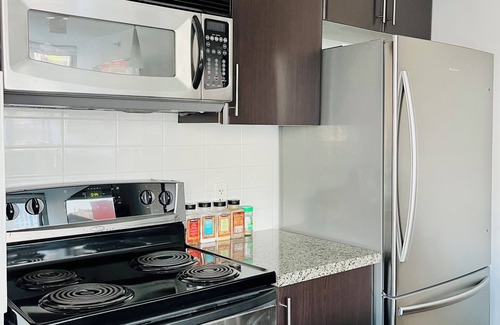 Crosstown Apartment | Cozy 2-Bedroom Apartment in DT, Luxury Amenities, Easy Access