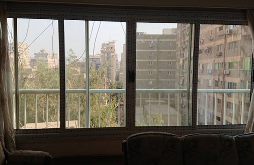 Bulaq ad Dakrur Apartment | Cozy 2-bedroom apartment in pleasant Mohandesin with WiFi, AC