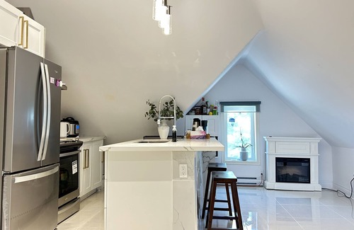 Grimsby Apartment | Cozy 2-Bedroom Apartment In Historical Building.