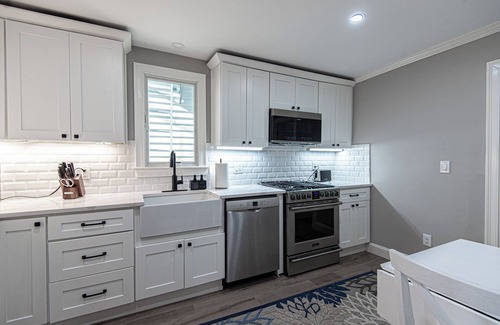 Newport Apartment | Cozy 2-bedroom apartment in Newport with WiFi, AC. 15% Off Monthly Bookings!