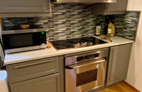 Gatewood Apartment | Cozy 2-bedroom apartment in welcoming Seattle with WiFi, AC