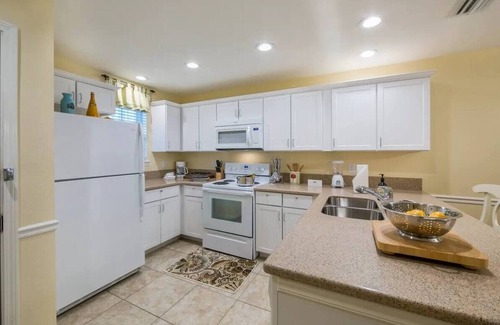 Flint Apartment | Cozy 2-bedroom apartment in fantastic Flint with AC, fitness room, WiFi
