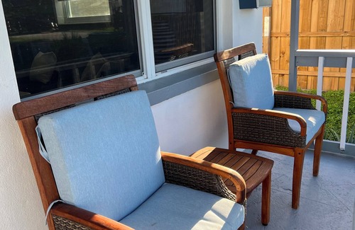Naples Park Apartment | Cozy 2-bedroom apartment near the Ocean